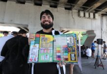 Disfrutan aficionados jornada de intercambio de estampitas en Saltillo