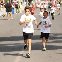 Disfrutan cientos de niñas, niños y adolescentes corredores del 21K Family