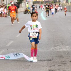 Disfrutan cientos de niñas, niños y adolescentes corredores del 21K Family1