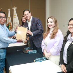 Entrega UAdeC el “Distintito Alianza Violeta” a escuelas, facultades e institutos4