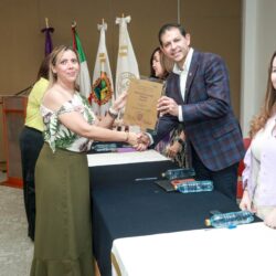 Entrega UAdeC el “Distintito Alianza Violeta” a escuelas, facultades e institutos5