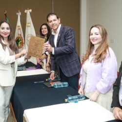 Entrega UAdeC el “Distintito Alianza Violeta” a escuelas, facultades e institutos7