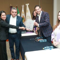 Entrega UAdeC el “Distintito Alianza Violeta” a escuelas, facultades e institutos8