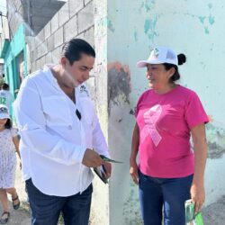 Escucha Chema Morales necesidades de familias en la colonia Analco de Ramos Arizpe