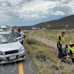 Exceso de velocidad provoca aparatosa volcadura en la carretera Saltillo-Torreón2