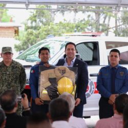 Javier Díaz entrega vehículos y equipamiento a cuerpos de rescate1