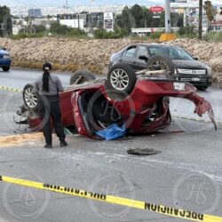 Muere hombre tras aparatosa volcadura en la libre Saltillo-Monterrey1