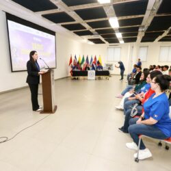 Premia UAdeC a los ganadores del Commentary Challenge