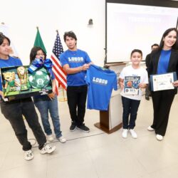 Premia UAdeC a los ganadores del Commentary Challenge5