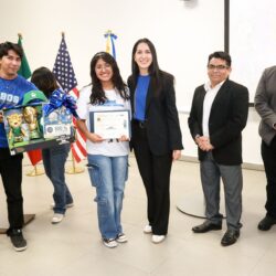 Premia UAdeC a los ganadores del Commentary Challenge6