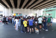 Se reúnen aficionados para intercambio de estampitas del fútbol internacional