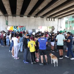 Se reúnen aficionados para intercambio de estampitas del fútbol internacional