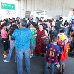 Se reúnen aficionados para intercambio de estampitas del fútbol internacional2