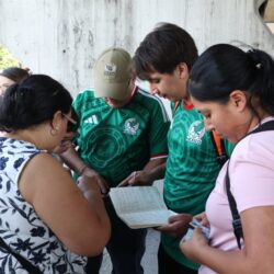 Se reúnen aficionados para intercambio de estampitas del fútbol internacional3