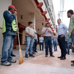 Supervisan rehabilitación de banquetas en Centro Histórico
