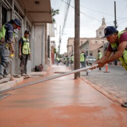 Supervisan rehabilitación de banquetas en Centro Histórico2