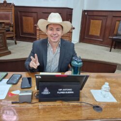 Tony Flores debe separarse del cargo