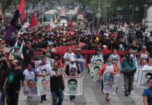 Acusan padres de los 43 nulo avance en investigaciones