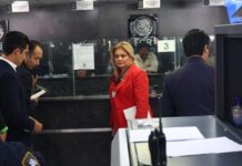 Buscan fabricarme un caso, dice Maru Campos al acudir a FGR