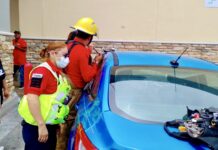 Deja a bebé y niño encerrados en auto mientras hacía compras en tienda de Ramos Arizpe