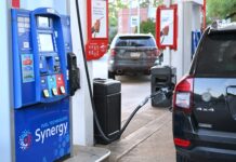 En EU la gasolina alcanza los 4.55 dólares por galón