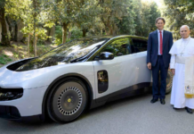 Ferrari presenta su nuevo súper auto al Papa León XIV… y le regala el volante