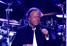 Julio Iglesias prepara una querella contra la vicepresidenta española por injurias y calumnias