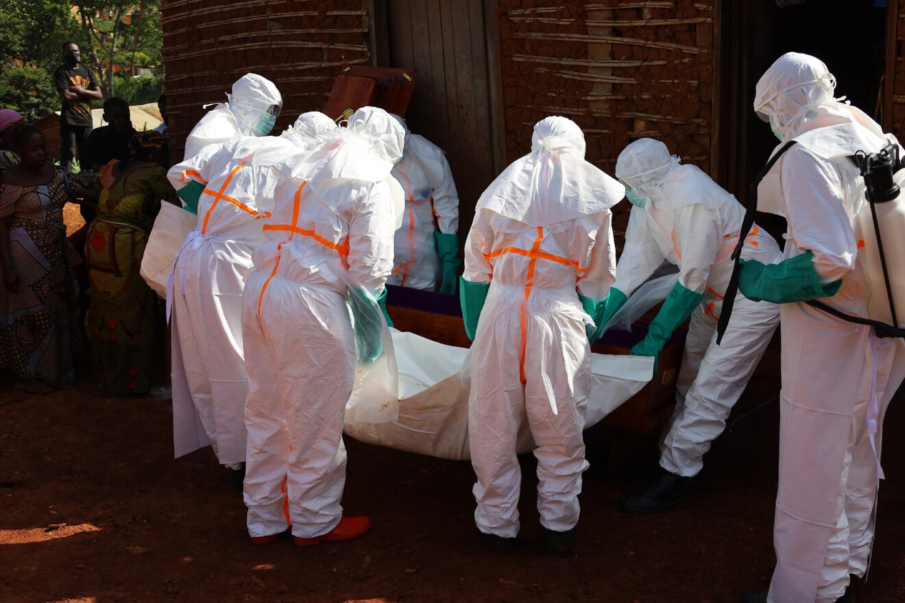 la-epidemia-de-bola-se-propaga-r-pidamente-en-medio-de-campa-as-de