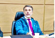 Ordenan dar de baja a Mayer en Morena; acusan daño a imagen