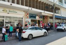 Padecen adultos mayores largas filas y espera para cobrar su pensión en Banco del Bienestar de Saltillo