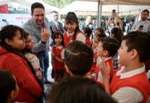 Participan estudiantes y autoridades en honores a la bandera en primaria del norponiente de Saltillo