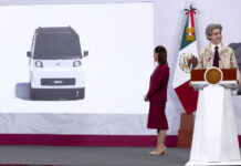 Sheinbaum presenta el prototipo del minivehículo eléctrico mexicano Olinia