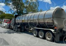 Asegura FGR pipa conectada a tomas clandestinas en la carretera Saltillo-Torreón