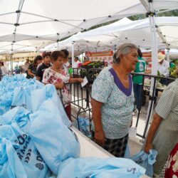 Beneficiarios agradecen realización del Mercadito de a Peso en Paredón4