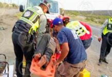 Chofer de pipa vuelca y queda prensado en Ramos Arizpe