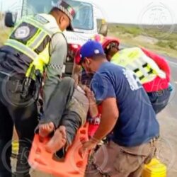 Chofer de pipa vuelca y queda prensado en Ramos Arizpe