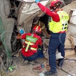 Chofer de pipa vuelca y queda prensado en Ramos Arizpe1