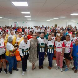DIF Torreón entrega uniformes a participantes que representaran al municipio en los “Juegos Estatales del Adulto Mayor 2026”