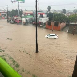 Dejan lluvias daños en viviendas y vehículos varados en encharcamientos en la Región Sureste4
