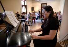 El piano y las voces infantiles dieron vida al FINA 2026