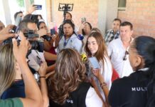 Emite Ximena Villarreal su voto acompañada de su familia