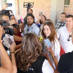 Emite Ximena Villarreal su voto acompañada de su familia