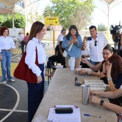 Emite Ximena Villarreal su voto acompañada de su familia1
