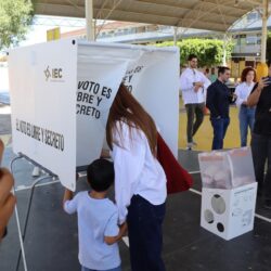 Emite Ximena Villarreal su voto acompañada de su familia2