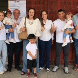 En familia y con compromiso ciudadano, Marimar Arroyo ejerce su derecho al voto