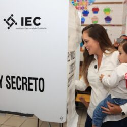 En familia y con compromiso ciudadano, Marimar Arroyo ejerce su derecho al voto1