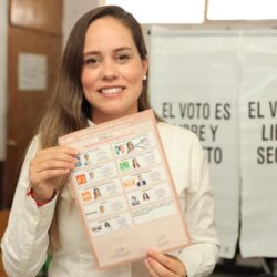 En familia y con compromiso ciudadano, Marimar Arroyo ejerce su derecho al voto2