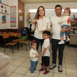 En familia y con compromiso ciudadano, Marimar Arroyo ejerce su derecho al voto3
