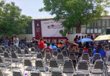Enfrentan largas esperas bajo el sol beneficiarios de becas federales en Saltillo