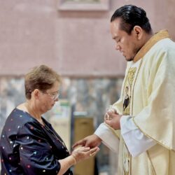 Feligreses participan en misa votiva en honor a San Nicolás de Tolentino1